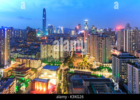 Shenzhen skyline au crépuscule avec le plus haut bâtiment de la ville sur l'arrière-plan : un CFI Ping, Chine Banque D'Images