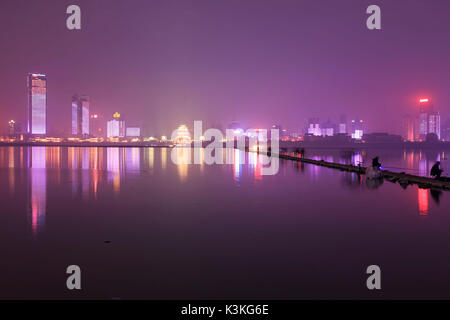 Nanchang skyline at night vu depuis le côté est de la ville. Nanchang est la capitale de la province de Jianxi en Chine Banque D'Images