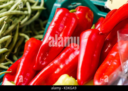 Libre de petits piments rouges empilées en tas à marché alimentaire naturel en tant que contexte en Grèce Banque D'Images