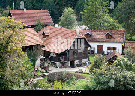 Rastoke, un pittoresque village de la Croatie avec les maisons en bois et des cascades Banque D'Images