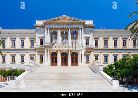 L'hôtel de ville de Syros dans la place Miaouli, Grèce. Il a été conçu par Ernst Ziller et est l'un des plus beaux bâtiments néoclassiques dans Syros Banque D'Images