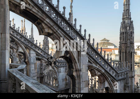 Sur le toit du Duomo di Milano, entre le marbre blanc spiers, Milan, Lombardie, Italie. Banque D'Images