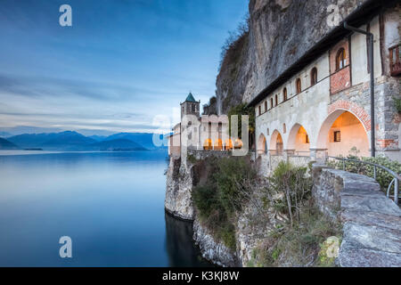 L'ancien monastère de Santa Caterina del Sasso Ballaro, donnant sur le Lac Majeur, Gemonio, Province de Varèse, Lombardie, Italie. Banque D'Images