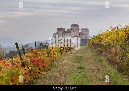 L'automne au château de Torrechiara, Langhirano, district de Parme, Emilie-Romagne, Italie. Banque D'Images