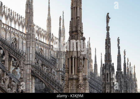 Sur le toit du Duomo di Milano, entre le marbre blanc spiers, Milan, Lombardie, Italie. Banque D'Images