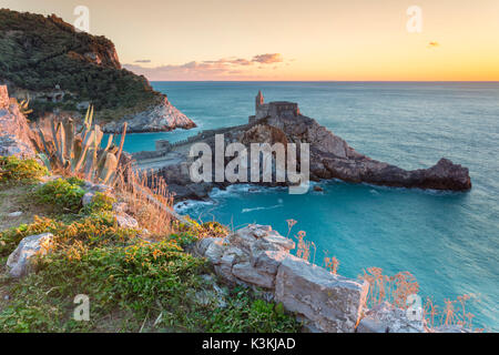 Coucher de soleil sur l'église de San Pietro, Porto Venere, Ligurie, Italie. Banque D'Images