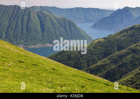 Vue sur le Lac de Como brach de Rifugio Venini, Monte Galbiga, Lombardie, Italie. Banque D'Images