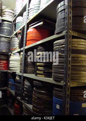 Les boîtes de films archivés au Musée du Cinéma, Londres, juillet 2009 Banque D'Images