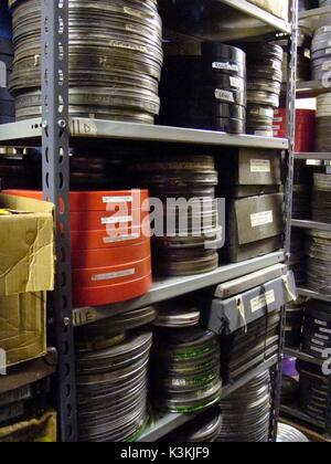 Les boîtes de films archivés au Musée du Cinéma, Londres, juillet 2009 Banque D'Images