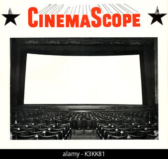 Un 'Miracle' Miroir écran cinémascope spécialement installés dans le cinéma Odeon, Tottenham Court Road, Londres. pour les premières démonstrations de la nouvelle écran panoramique cinémascope processus. Le cinéma, a depuis été démoli. Cette photo date de l'époque des premières démonstrations (1953). Notez la façon dont l'écran est incliné vers l'arrière pour répondre plus directement le faisceau de projection venant de très haut à l'arrière de la salle de cinéma. Banque D'Images