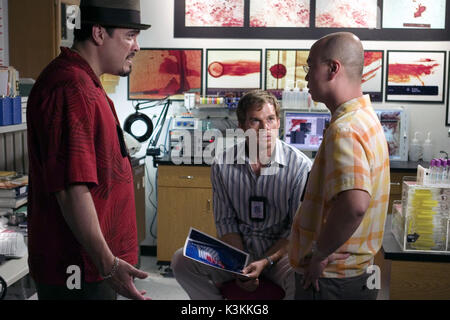 DEXTER [Série TV US 2006 - ],1 Série/épisode,3/'Popping Cherry' [L-R] DAVID ZAYAS comme Angel Batista, Michael C. Hall, Dexter Morgan, C.S. LEE comme Vince Masuka Date : 2006 Banque D'Images