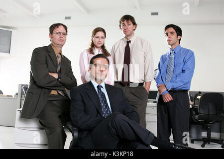 Le Bureau aka LE BUREAU : un lieu de travail américain Rainn Wilson comme Dwight Schrute, Jenna Fischer comme Pam Beesly, John Krasinksi comme Jim Halpert, BJ Novak comme Ryan Howard, (centre) Steve Carrell comme Michael Scott Date : 2005 Banque D'Images