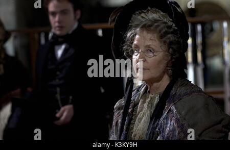 BLEAK HOUSE PATRICK KENNEDY comme Richard , PAULINE COLLINS que Miss Flite Date : 2005 Banque D'Images