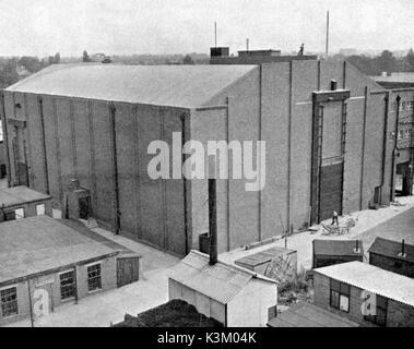 TEDDINGTON STUDIOS, Angleterre, janvier 1948. Administré par la société américaine Warner Bros, l'image montre l'étape deux de deux étapes. La phase 2 d'origine a été complètement détruit par les bombes V1 le 5 juillet 1944, comme c'était une grande partie du reste du studio. Il y a eu 3 morts. Les studios couverts quatre acres et demi à cette époque, l'étape 1 mesure 146 pieds par 72 pieds) Étape 2 - 135pi par 85 pi. L'étape studio reconstruit a été officiellement ouvert le jeudi 29 janvier 1948 par la star américaine acteur Danny Kaye, pour le propriétaire du studio Warner Bros.La première production à l'étau studio a été reconstruit avec les Américains Carole Landis un Banque D'Images