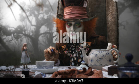 MIA WASIKOWSKA ALICE AU PAYS DES MERVEILLES comme Alice, Johnny Depp comme Mad Hatter Date : 2010 Banque D'Images