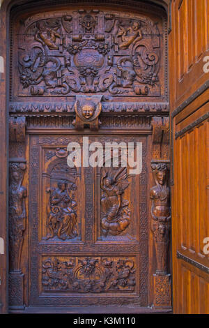 Porte de l'église sculpté fortement à Avignon France Banque D'Images