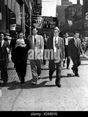 JOHNNY WEISSMULLER CAPITAL EXTÉRIEUR CINÉMA, 1645 Broadway, NEW YORK C. 1939 TARZAN TROUVE UN FILS Johnny Weissmuller CAPITAL EXTÉRIEUR CINÉMA, 1645 Broadway, NEW YORK C. 1939 TARZAN TROUVE UN FILS Date : Banque D'Images