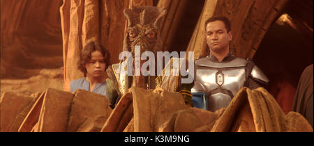 STAR WARS : Episode II - l'ATTAQUE DES CLONES DANIEL LOGAN , TEMUERA MORRISON comme Jango Fett [droit] Star Wars : Episode II - l'ATTAQUE DES CLONES [2002] DANIEL LOGAN [gauche], TEMUERA MORRISON comme Jango Fett [droit] Date : 2002 Banque D'Images