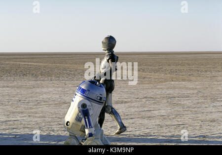 STAR WARS : Episode II - l'ATTAQUE DES CLONES R2-D2 réalisée par KENNY BAKER, C-3PO réalisée par Anthony Daniels Star Wars : Episode II - l'ATTAQUE DES CLONES R2-D2 réalisée par KENNY BAKER, C-3PO réalisée par Anthony Daniels Date : 2002 Banque D'Images
