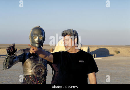STAR WARS : Episode II - l'ATTAQUE DES CLONES ANTHONY DANIELS comme C-3PO, directeur GEORGE LUCAS Date : 2002 Banque D'Images