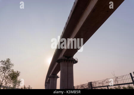 Viaduc de chemin en béton ou pont architecture. Vue de dessous. Banque D'Images