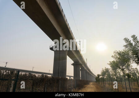 Viaduc de chemin en béton ou pont architecture. Vue de dessous. Banque D'Images