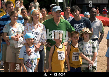 Moins cher À LA DOUZAINE 2 [US] 2005 [L-R back row] [ ?], BONNIE HUNT, PIPER PERABO, Steve Martin, Tom Welling [L-R front row] BLAKE WOODRUFF, BRENT KINSMAN, SHANE KINSMAN, [ ?] FORREST LANDIS Date : 2005 Banque D'Images