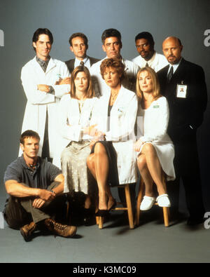 CHICAGO HOPE [Série TV US 1994 -2000] [Retour ligne L-R] THOMAS GIBSON, PETER MACNICOL, ADAM ARKIN comme le Dr Aaron Shutt, VONDIE CURTIS-HALL, HECTOR ELIZONDO [Première rangée, L-R]] PETER BERG, JAYNE BROOK, CHRISTINE LAHTI, ROXANNE HART Date : 2000 Banque D'Images