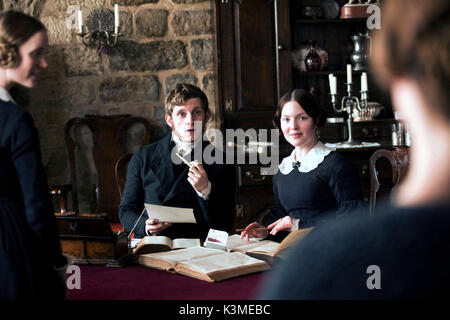 JANE EYRE [BR / US 2011] [L-R] TAMZIN MERCHANT comme Mary Rivières, Jamie Bell que St John Rivers, HOLLIDAY GRAINGER comme Diana Rivers, MIA WASIKOWSKA comme Jane Eyre J Date : 2011 Banque D'Images