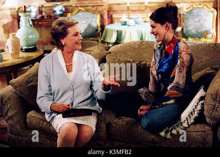 Le PRINCESS DIARIES 2 : ROYAL ENGAGEMENT [2004] JULIE ANDREWS, Anne Hathaway Date : 2004 Banque D'Images