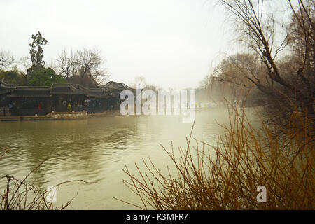 Le paysage du lac de l'ouest au printemps.Misty Rain dans le sud de la Chine. Banque D'Images