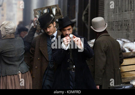 SHERLOCK HOLMES [NOUS / BR / GER 2009] [L-R] Jude Law comme le Dr John Watson, ROBERT DOWNEY JR en Sherlock Holmes Date : 2009 Banque D'Images