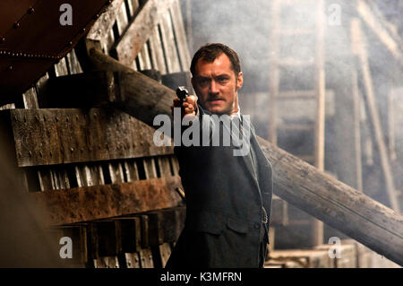 SHERLOCK HOLMES [NOUS / BR / GER 2009] Jude Law comme le Dr John Watson Date : 2009 Banque D'Images