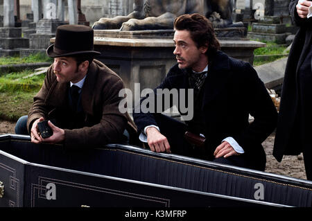SHERLOCK HOLMES [NOUS / BR / GER 2009] [L-R] Jude Law comme le Dr John Watson, ROBERT DOWNEY JR en Sherlock Holmes Date : 2009 Banque D'Images