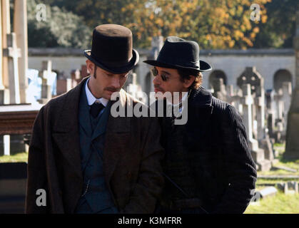 SHERLOCK HOLMES [NOUS / BR / GER 2009] [L-R] Jude Law comme le Dr John Watson, ROBERT DOWNEY JR en Sherlock Holmes Date : 2009 Banque D'Images