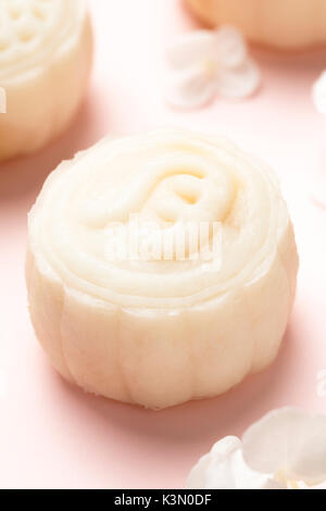 Belle mooncake sur fond coloré avec certains hydrangea. Banque D'Images