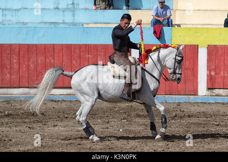 18 juin 2017, Pujili, Equateur : torero équitation son cheval dans l'arène holding up un harpon prêt pour la lutte Banque D'Images