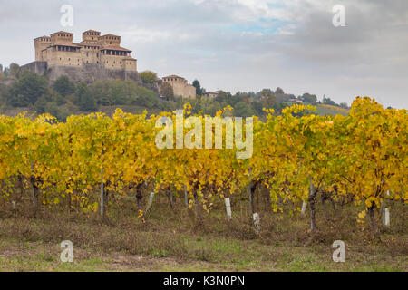 L'automne au château de Torrechiara, Langhirano, district de Parme, Emilie-Romagne, Italie. Banque D'Images