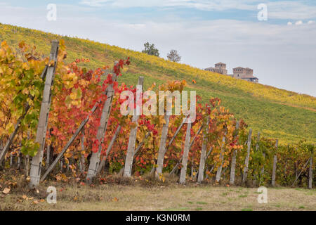 L'automne au château de Torrechiara, Langhirano, district de Parme, Emilie-Romagne, Italie. Banque D'Images