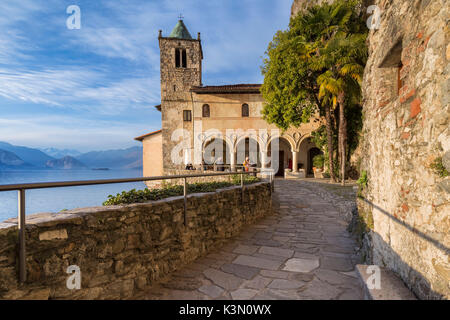 Heure d'or à Santa Caterina del Sasso Ballaro monastère, sur le Lac Majeur, Gemonio, Province de Varèse, Lombardie, Italie. Banque D'Images