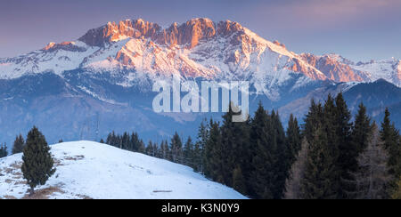 Vue de la Presolana lors d'un lever du soleil d'hiver de Monte Pora, Val Seriana, district de Bergame, Lombardie, Italie. Banque D'Images