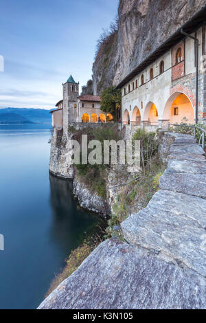 L'ancien monastère de Santa Caterina del Sasso Ballaro, donnant sur le Lac Majeur, Gemonio, Province de Varèse, Lombardie, Italie. Banque D'Images