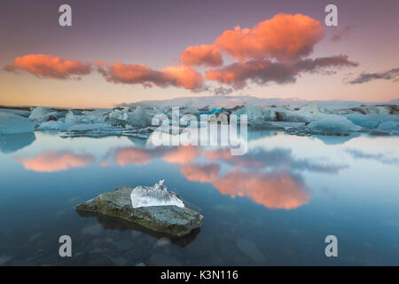 L'Est, l'Islande, l'Islande, le nord de l'Europe. L'emblématique peu icebergs sur la bordée d'une plage de sable noir. Banque D'Images