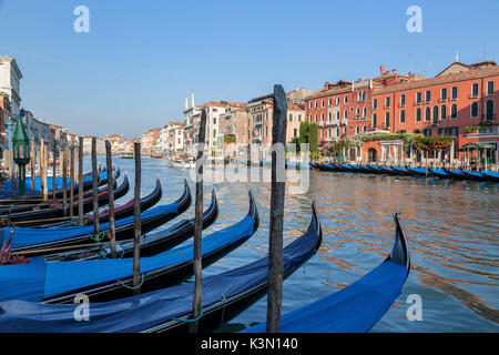 Venise, Italie. Quai des gondoles et palais donnant sur le Grand Canal dans une journée ensoleillée Banque D'Images