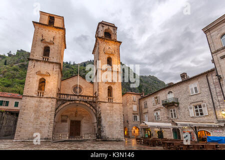 Cathédrale de Saint Tryphon, vue de la façade extérieure, la vieille ville de Kotor, Monténégro Banque D'Images