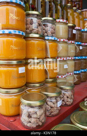 Confiture et autres produits locaux, faits maison à vendre dans un marché le long de la route près de komin, Croatie Banque D'Images