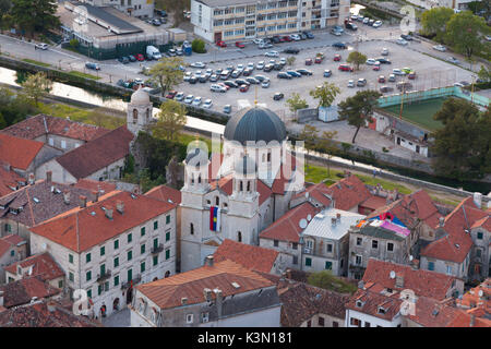 Les toits de Kotor et de l'église orthodoxe de Saint Nicolas, vue de la forteresse, le Monténégro Banque D'Images