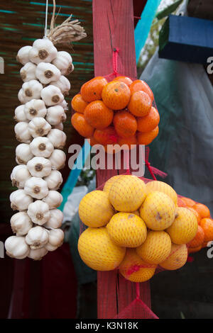 Les produits locaux, fruits et légumes en vente sur le marché le long de la route près de Komin, Croatie Banque D'Images