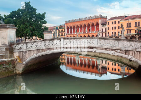 Prato della Valle, La Loggia Amulea, Padoue. Prato della Valle, l'un des symboles de Padoue est une grande place elliptique caractérisée par une île verte dans le centre, appelé île Memmia, entouré par un canal. Banque D'Images