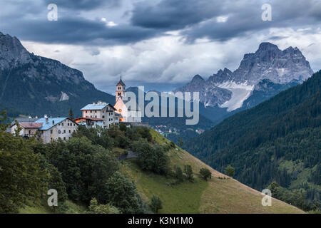 L'Europe, Italie, Vénétie, Italie. Le village de Colle Santa Lucia, l'Agordino, Dolomites Banque D'Images